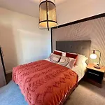 1 Bed Flat With View Of Old Trafford