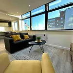 1 Bed Flat With View Of Old Trafford